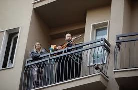 En Italia cantan al unísono para superar el aislamiento social