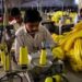 Coronavirus empuja a la manufacturera global a su menor nivel desde 2009