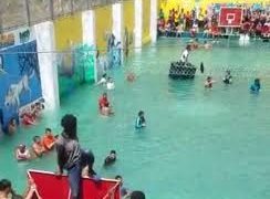 Presos convierten el patio de una cárcel en piscina
