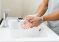Hombres se lavan menos las manos que las mujeres tras ir al baño