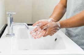 Hombres se lavan menos las manos que las mujeres tras ir al baño