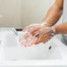 Hombres se lavan menos las manos que las mujeres tras ir al baño