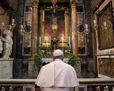 El Papa reza a crucifijo de “La Peste” por coronavirus