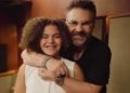 #Video Hija de Lucero canta a dueto con Manuel Mijares