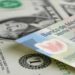 El dólar cierra en 25.68 pesos en bancos, algo nunca antes visto