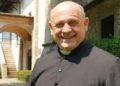 Un sacerdote con coronavirus renuncia a un respirador para salvar la vida de un joven