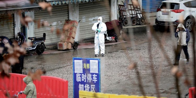 Descubren a familia viviendo en el mercado de Wuhan y no presentan síntomas