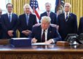 Trump firma paquete de rescate de 2,2 billones de dólares