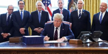 Trump firma paquete de rescate de 2,2 billones de dólares