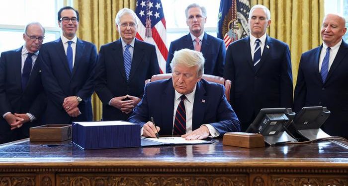 Trump firma paquete de rescate de 2,2 billones de dólares