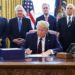 Trump firma paquete de rescate de 2,2 billones de dólares