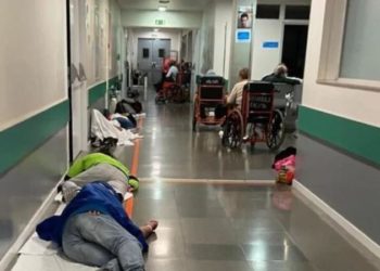 Pacientes en el suelo y amontonados en hospitales de Madrid