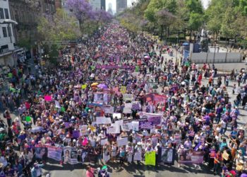 AMLO felicita a mujeres que participaron en marchas