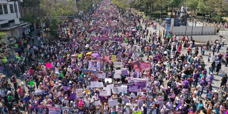 AMLO felicita a mujeres que participaron en marchas