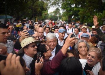 PRD pide a AMLO cancelar giras por coronavirus