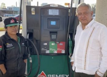 Bajó el precio de la gasolina para ayudar a atemperar la crisis económica: AMLO