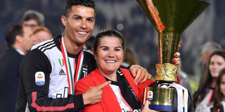 Madre de Cristiano Ronaldo hospitalizada por accidente cerebrovascular