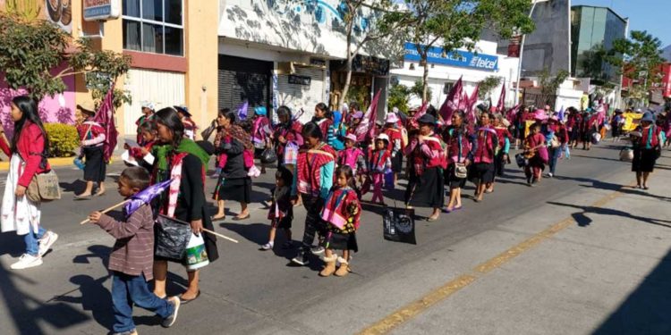 Mujeres indígenas marchan en Oaxaca