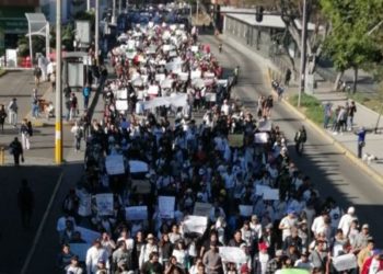 Marchan estudiantes en Puebla para exigir paz y justicia
