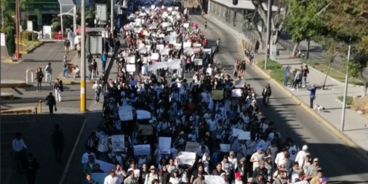Marchan estudiantes en Puebla para exigir paz y justicia