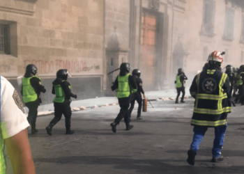 Lesionan a 18 mujeres policía en marcha