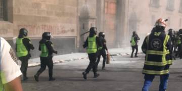Lesionan a 18 mujeres policía en marcha