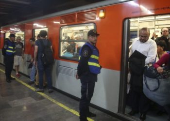 Por falla en tren desalojan a usuarios en Línea 2 del Metro