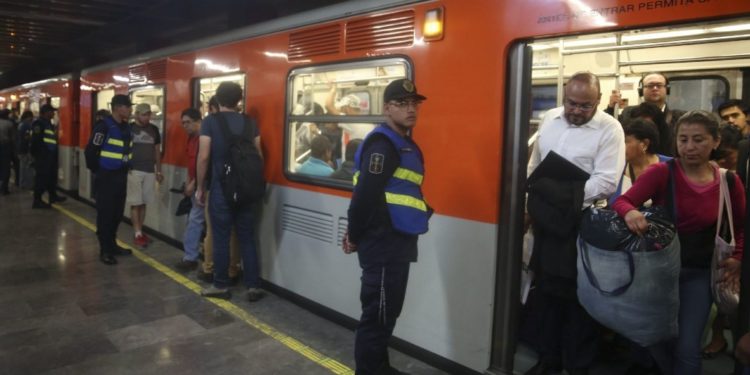 Por falla en tren desalojan a usuarios en Línea 2 del Metro