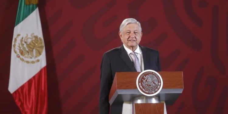 Convocaré a besos y abrazos en el Zócalo cuando termine emergencia: AMLO