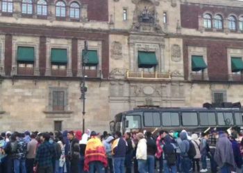 Maestros de CNTE llegan a Palacio Nacional para reunión con AMLO