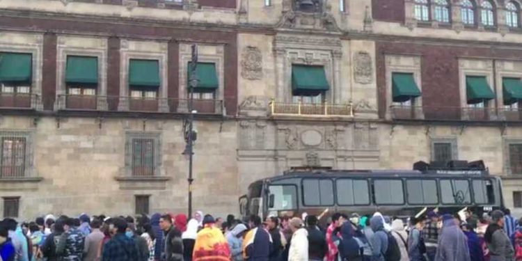 Maestros de CNTE llegan a Palacio Nacional para reunión con AMLO