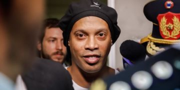 Ronaldinho seguirá en la cárcel, juez rechaza arresto domiciliario