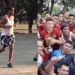Ronaldinho juega al fútbol en la prisión