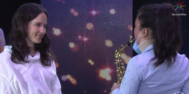 María Elena Ríos toca La llorona junto a Ximena Sariñana