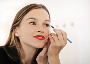 ¿Puedo infectarme si comparto maquillaje con un contagiado de Covid-19?