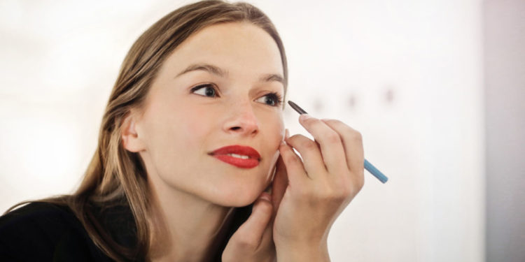 ¿Puedo infectarme si comparto maquillaje con un contagiado de Covid-19?