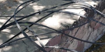 Hombre es sorprendido robando cable en Boulevard Río Santiago