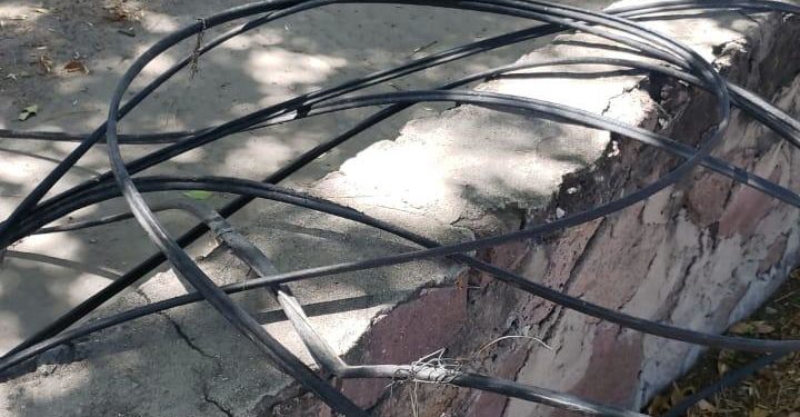 Hombre es sorprendido robando cable en Boulevard Río Santiago
