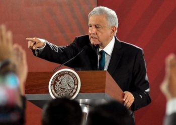 AMLO pide a Banxico uso moderado de las reservas del país