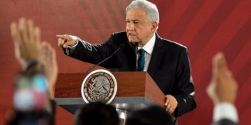AMLO pide a Banxico uso moderado de las reservas del país