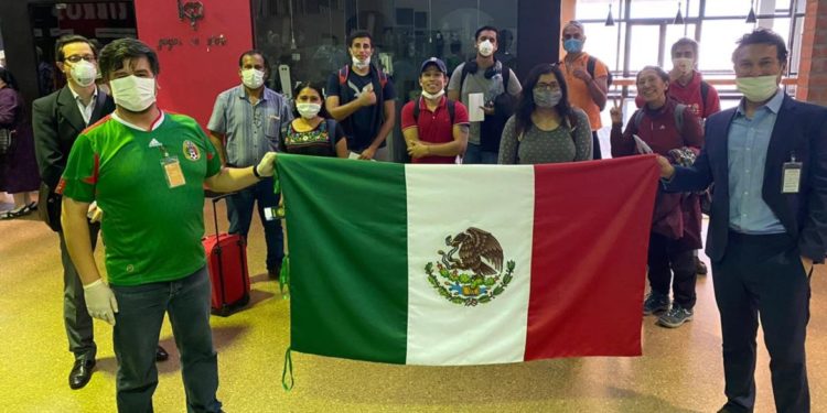 Llegan a México connacionales que estaban varados en Bolivia y Perú