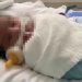Sus padres no creían en el COVID-19, y su bebé resultó infectado