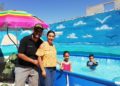 Familia en cuarentena crea playa artificial de Mazatlán en su jardín