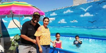 Familia en cuarentena crea playa artificial de Mazatlán en su jardín