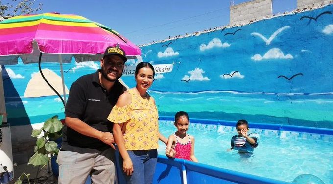 Familia en cuarentena crea playa artificial de Mazatlán en su jardín