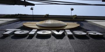 Televisa inicia plan de reducción de costos y congela contrataciones