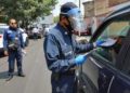 Advierten policías multas por cubrebocas