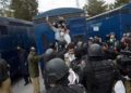 Arrestan en Pakistán a médicos que protestaban por insumos contra Covid-19