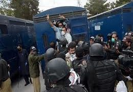 Arrestan en Pakistán a médicos que protestaban por insumos contra Covid-19
