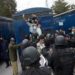 Arrestan en Pakistán a médicos que protestaban por insumos contra Covid-19